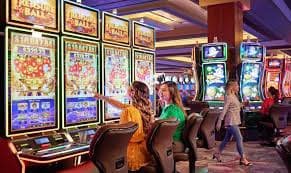 KMM33 တွင် Baccarat နှင့် Poker ကတ်ဂိမ်းများ ကစားနေသည့် မြင်ကွင်း